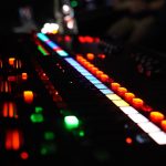 オタマトーンで人気アニメ曲を弾こう!中国語タイトルも一緒に覚える楽しい練習法